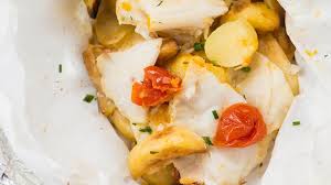 Forse non tutti sanno che è possibile realizzare la cottura in cartoccio anche sul fornello! Come Preparare Il Pesce Al Cartoccio Con Patate E Pomodorini Ecco La Ricetta Perfetta Wine Dharma