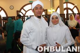 Syamsulyusof #satukalimah #universalmusicmalaysia stream satu kalimah on digital streaming syamsul yusof dan mawi kongsi cerita dengan nazz mengenai single mereka 'kalah dalam menang' di carta hits gegar. Galeri Syamsul Yusof Dan Puteri Sarah Liyana Sah Bergelar Suami Isteri