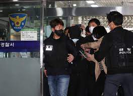 서울 노원경찰서는 이날 오전 살인 혐의를 받는 20대 남성 a씨를 불러 조사하고 있다. E0dupzmsqg21om