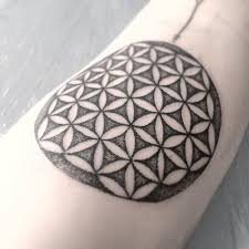 Flower Of Life Tattoo Entdecken Sie Die Schonheit Und Die Bedeutung Mit Diesen 30 Ideen Beste Tattoo Ideen Flower Of Life Tattoo Life Tattoos Tattoos