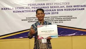 Edy vanhoten khususnya tentang perihal pengaduan mengenai informasi kepala sekolah yang tidak ada pada halaman profil. Nusabali Com Kasek Sman 1 Singaraja Raih Best Practice Kategori Kepala Sekolah