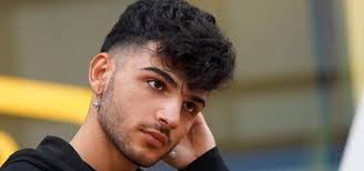Frequenta il liceo linguistico di rapallo e una volta diplomatosi si trasferisce a milano per iniziare gli. Jefeo Conquista Rudy Zerbi Col Nuovo Inedito E Batte Alessandro Casillo Amici 18