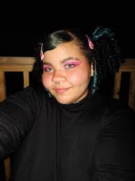 When your niece wants to do arts and crafts 🐓😍