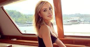 Ciciş Ceydadan yarı çıplak yatak pozu! Göğsünü eliyle kapattı