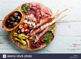 Finde restaurants in deiner nähe bei denen es am leckersten schmeckt und die deine lieblingsgerichte zubereiten. Antipasti Teller Kalte Fleischplatte Mit Grissini Brot Klebt Auf Holzernen Hintergrund Stockfotografie Alamy