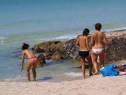 French minister defends womens right to sunbathe topless