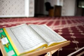 العلق‎) is the 96th surah of the qur'an and the meaning is the clot or the clinging thing. Kandungan Surat Al Alaq Ayat 1 5 Yang Perlu Dipahami Umat Muslim Kumparan Com