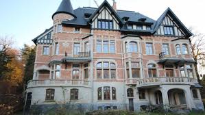 Жерар депардье, кристиан клавье, ева гримальди и др. La Villa Des Anges Gardiens Est A Vendre Pour 10 Millions D Edition Digitale De Bruxelles