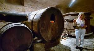 Des tonneaux en Oc dans l’œil d’une historienne - Aveyron - Le Petit Journal