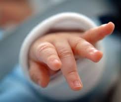 Concediu pana la implinirea varstei de 2 ani a copilului si o indemnizatie de 85% , dar care nu poate fi mai mica de 600 lei si nici mai mare de 1200 lei. IndemnizaÈ›ie ColosalÄƒ Pentru CreÈ™terea Copilului BÄƒrbatul Care CiÈ™tigÄƒ O Avere Stind AcasÄƒ Evenimentul Zilei