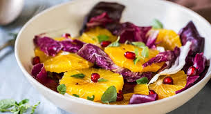 Se è iniziato il periodo in cui volete ritrovare la linea o semplicemente amate mangiare più leggero, vi proponiamo 10 ricette per realizzare insalate sfiziose e dietetiche. Insalate Sfiziose 10 Ricette Dietetiche Blog Di Fruttaweb