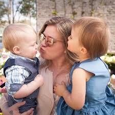 The couple had a daughter named river rose in june of 2014 and a son named remington alexander in april of 2016. Kelly Clarkson S Kids 38 Of Her Cutest Family Photos