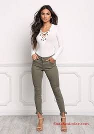 2019 Sik Kombinler Yesil Skinny Pantolon Beyaz Uzun Kol Capraz Bagcikli Yaka Bluz Vizon Stiletto Ayakkabi Trendy Outfits Fashion Green Skinny Pants