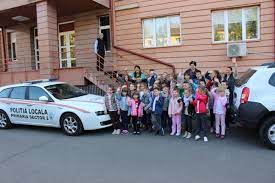 The six sectors are numbered from one to six and are disposed radially so that each one has onwards, each sector city hall also has under its administration a community police force (poliția comunitară). PoliÅ£ia LocalÄ Sector 2 AlÄturi De Elevi In Programul Scoala Altfel FederaÈia NaÈionalÄ A PoliÈiÈtilor Locali Din Romania