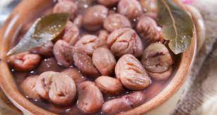 Metterle in una pentola con il sale, il finocchio e coprendole abbondantemente con acqua fredda. Castagne Bollite Un Modo Semplice Per Portare A Tavola