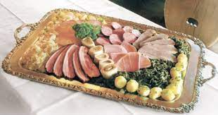 berner platte a huge platter of green beans boiled potatoes and sauerkraut artfully topped with smoked and salted pork boiled food terms food spicy sausage