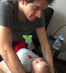 Uraz kaygılaroğlu, bir dönem verdiği kilolarla magazin sayfalarına konu oluyordu. Uras Kaygililaroglu Haluk Home Facebook