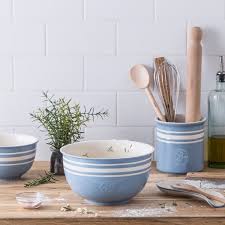 Hamptons Style En Instagram Hands Up If You Ve Been Spending More Time In The Kitchen Of Late Our Blue Stoneware Range Makes It A Estilo Escandinavo