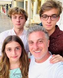 Luciano Huck com os filhos. ♥️🥰😍