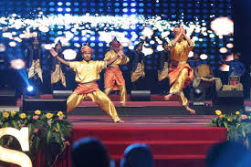 Tarian tradisional memperkenalkan tarian piring. Usim Tonjol Persembahan Seni Adat Tradisi Negeri Sembilan Hiasi Malam Ats 2018 Usim Universiti Sains Islam Malaysia