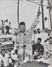 Selepas melafazkan pemasyhuran kemerdekaan, tunku abdul rahman melaungkan merdeka sebanyak tujuh kali, kemudian bendera malaya dikibarkan dengan diiringi lagu kebangsaan yang diperdengarkan buat pertama kali. Ashraf Muhamad Sur Twitter 6 Semasa Perasmian Stadium Merdeka Dibina Khusus Asalnya Untuk Sambutan Kemerdekaan Negara Pada 30 Ogos 1957 Tunku Merasmikan Stadium Itu Diiringi Tun Abdul Razak Esoknya Tunku
