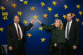 Βαρδινογιάννη, του απένειμε την τιμητική πλακέτα του συλλόγου «ελπιδα» και τοποθέτησαν μαζί στον «τοίχο των αστεριών της ελπιδασ» το αστέρι με το όνομά του. Ogkologikh Monada Paidwn Marianna B Bardinogiannh Elpida Synergasia Me To Panepisthmiako Nosokomeio Twn Hpa Johns Hopkins Nea Selida