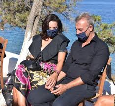 Με ανάρτηση που έκανε η όλγα κεφαλογιάννη στον προσωπικό της λογαριασμό στο instagram, ανακοίνωσε πως παντρεύτηκαν με τον μίνω μάτσα. H Olga Kefalogiannh Pozarei Me Tis 2 Aderfes Ths Newsbreak
