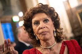 Измерение параметров фигуры софи лорен. Sophia Loren Dazzles At 85 As She Picks Up Lifetime Achievement Award In Vienna Mirror Online