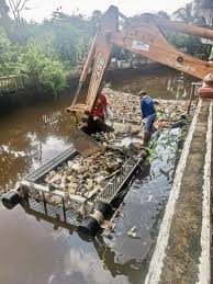 Bali juga mendapat kiriman sampah yang kata dia, baru ada 5 sungai di bali yang memiliki trash trap atau perangkap sampah. Pembersihan Perangkap Sampah Di Abam Penguatkuasa Facebook