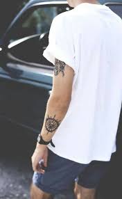 Compass Tat On The Elbow Area Tatuagens No Antebraco Dos Homens Jovens Tatuados Tatuagem De Manga