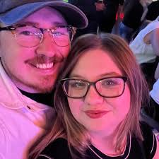 Siblings who hilariously recreated their childhood photos 😆