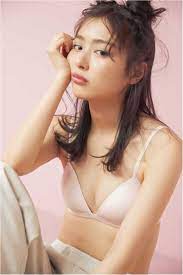内田理央が、可愛いだけじゃない＂機能系＂下着をつけてみたら♡ | MORE【2023】 | アジア系モデル, モデル, 内田