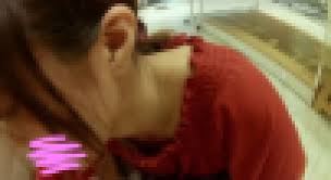 再販】しゃがみパンチラ①「 美人店員のM字開脚パンチラと〇〇」