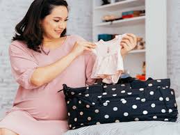Beg baju bayi, bakul besar untuk pakaian, bakul kecil, stroller. Barang Keperluan Bayi Senarai Semak Yang Wajib Ada Sebelum Bersalin