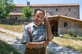 Avec La Sobriete Heureuse L Agriculteur Philosophe Pierre Rabhi Vente Les Merites De L Autonomie Alimentaire Energetique Pierre Rabhi Rabhi Sobriete Heureuse