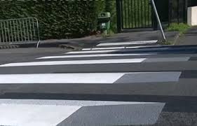 Niște elevi de la liceul de artă au realizat această idee năstrușnică, dar care pe viitor va fi de folos tuturor conducătorilor auto. Trecere De Pietoni 3d SoluÈ›ie IneditÄƒ Pentru Ca È™oferii SÄƒ IncetineascÄƒ È™i SÄƒ Acorde Prioritate Automarket