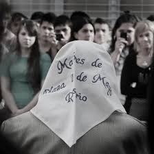 Argentina, buenos aires, crosses desaparecidos plaza de mayo. 37 Anos De Madres De Plaza De Mayo Enredando