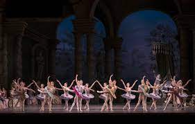 Si puntò su la bella addormentata nel bosco, nella versione di charles perrault, mischiandola con idee scartate per biancaneve e i sette nani e cenerentola. Royal Ballet Di Londra Al Cinema Con La Bella Addormentata