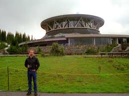 Large visitor center with an information counter with rangers, cafeteria area, gift shop, and informational exhibits. 20010627 Canada Trip Day 1