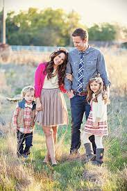 Pin By Alyssa Murphy On Family Pics Family Photo Pose Family Posing Family Picture Outfits