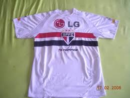 No campo de treinamento e na batalha contra o lixo plástico. Sao Paulo Home Fussball Trikots 2005 Sponsored By Lg