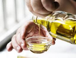 7 Astuces Eprouvees Qui Blanchissent Les Aisselles Les Coudes Et Les Genoux En 2020 Huile De Ricin Cheveux Soin Du Visage Naturel Pores Dilates