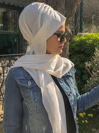 Aise Tesettur Beyaz Sal Bone Modelleri 2020 Basortusu Modasi Trendler Sal