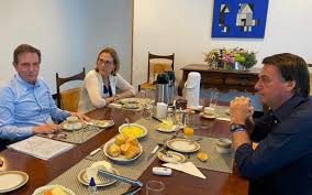 Quem não quiser pecar, basta não ir ao cassino, teria dito crivella a bolsonaro, segundo relatos ouvidos pelo diário do. Em Brasilia Crivella Ouve Conselhos Do Presidente Jair Bolsonaro Eleicoes O Dia