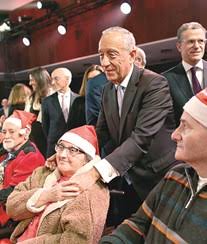 He is the 20th and current president of portugal, since 9 march 2016. Marcelo Rebelo De Sousa O Presente Foi Ter O Meu Neto A Ferver Vidas