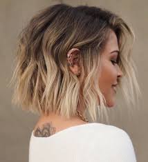 Tendenze capelli primavera estate 2020. Messy And Wavy Hair Like A Siren Wavy Hair Messy Hair Styles Short Hair Styles Brown Blonde Hair