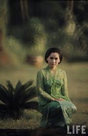 Ratna sari dewi soekarno (ラトナ・サリ・デヴィ・スカルノratona sari devi sukaruno), biasa dipanggil dewi sukarno (デヴィ・スカルノ devi sukaruno), lahir dengan nama naoko nemoto (根本七保子 nemoto naoko) di tokyo, kekaisaran jepang, 6 februari 1940; 31 Luxury Life Ideas Luxury Life President Of Indonesia How To Memorize Things