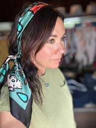 Here’s how to tie a silk wild rag in your hair — secure, stylish, and  headache-free! Watch this quick tutorial and save your scalp