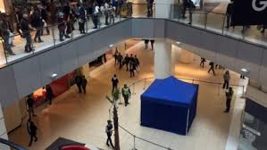 Mall costanera center es un centro comercial ubicado en el complejo inmobiliario costanera center, en la comuna de providencia, en santiago, chile. Hombre Murio Tras Precipitarse Desde El Quinto Piso Del Costanera Center Cooperativa Cl