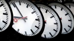 Benjamin franklin, politiker und tüftler in den usa (er erfand den blitzableiter), schlug schon 1783 vor, im sommer an der uhr zu drehen, damit man eine stunde länger auf künstliches licht verzichten kann. Zeitumstellung Eu Minister Konnen Sich Nicht Auf Gemeinsame Uhrzeit Einigen Der Spiegel